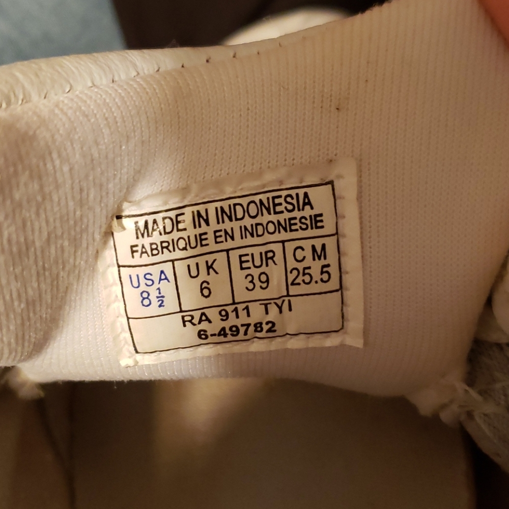 Classic Reebok Sneakers - Picture 6 of 7